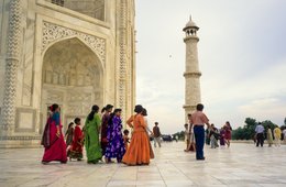 Agra;-Architecture;-Children;-Colours;-India;-Kaleidos;-Kaleidos-images;-La-parole-à-limage;-Mausoleum;-Minaret;-Mughal;-Mumtaz-Mahal;-Saris;-Shah-Jahan;-Stories-Pictures;-Taj-Mahal;-Tarek-Charara;-Terrace;-UNESCO;-Uttar-Pradesh;-Visitors;-Women;-World-Heritage